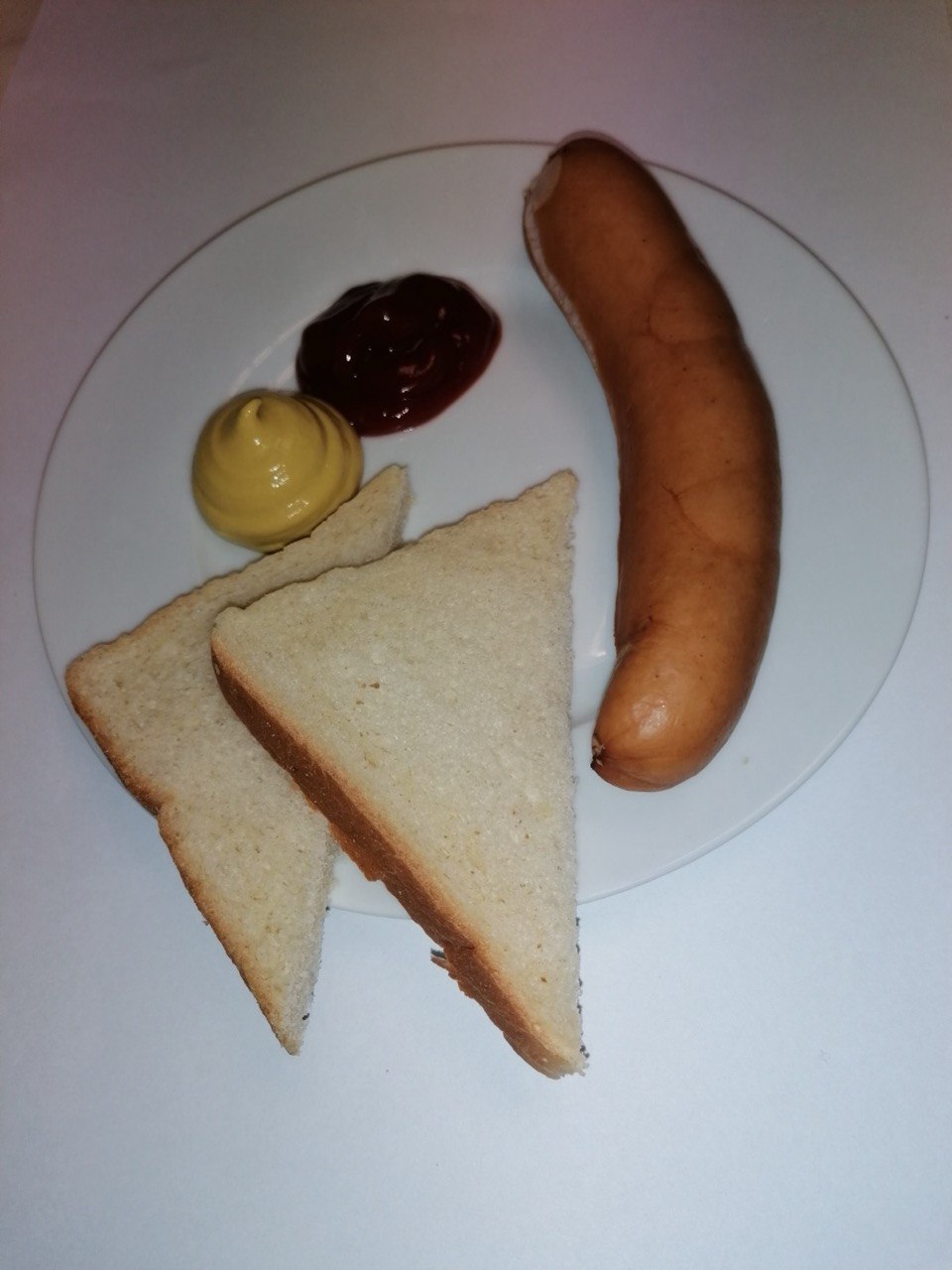 Bockwurst mit Brot, Senf und Ketchup auf einem Teller