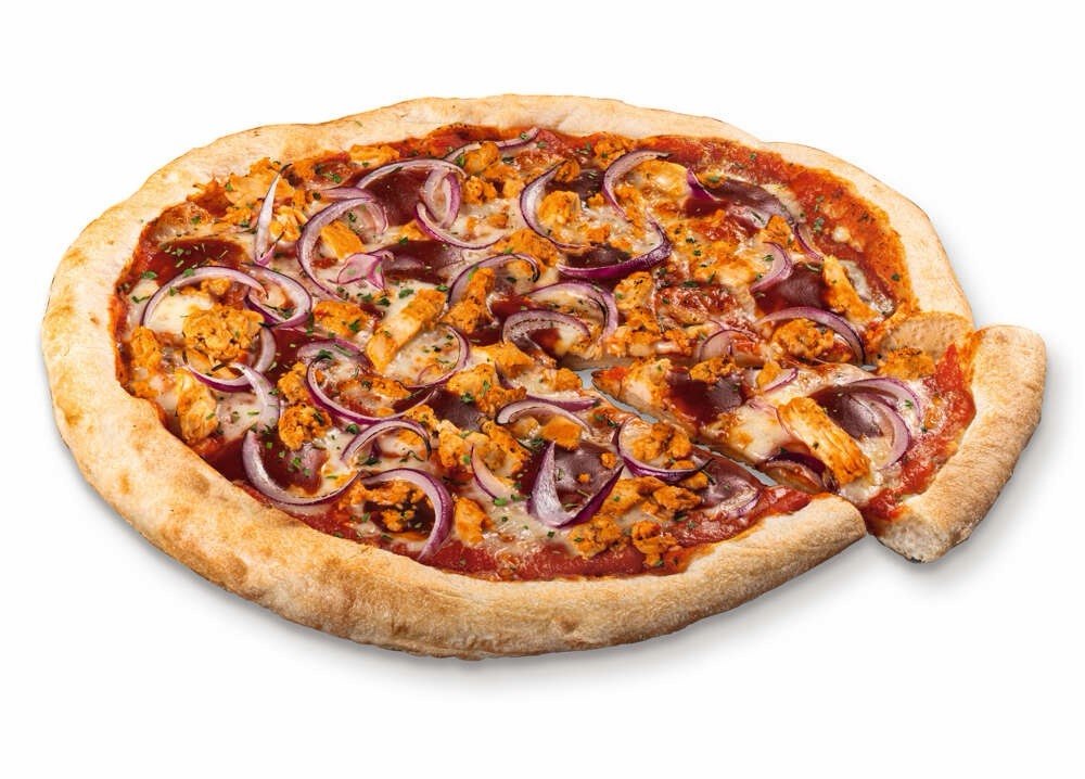 Steinofenpizza mit Hähnchen und roten Zwiebeln
