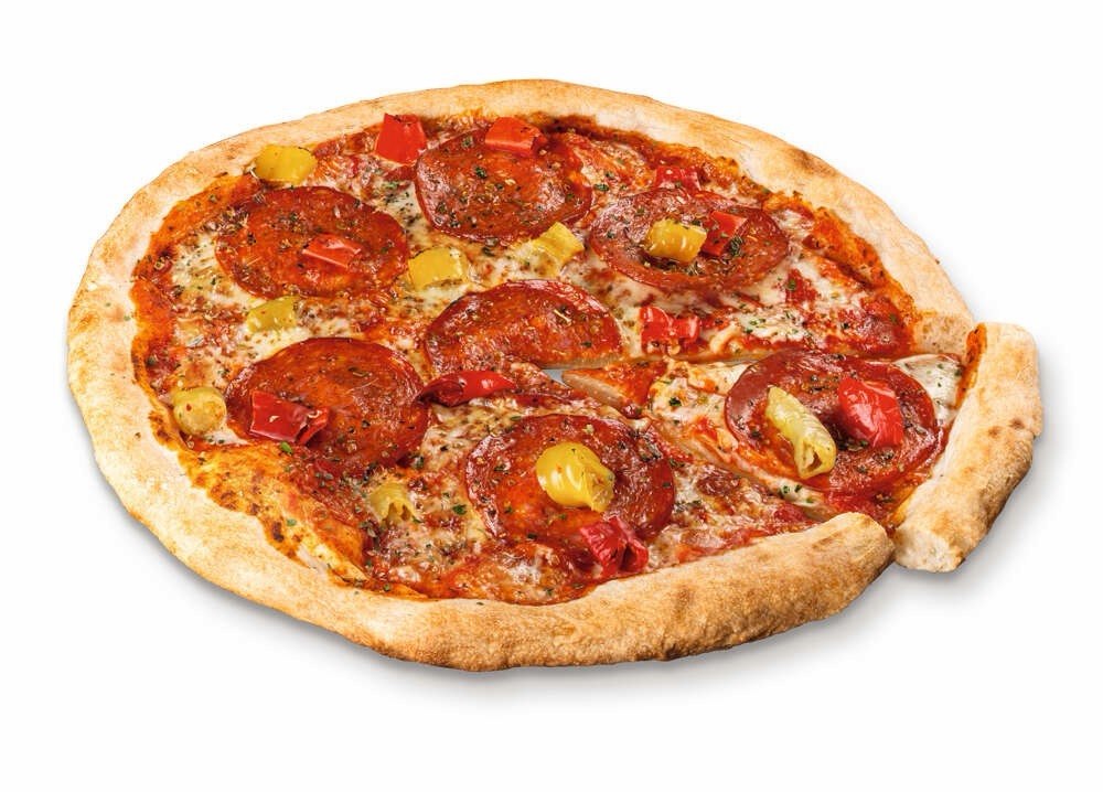 Steinofenpizza mit Salami und Paprika